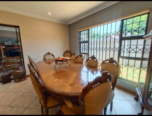 4 BEDROOM TOWNHOUSE FOR SALE IN VANDERBIJLPARK SE 2